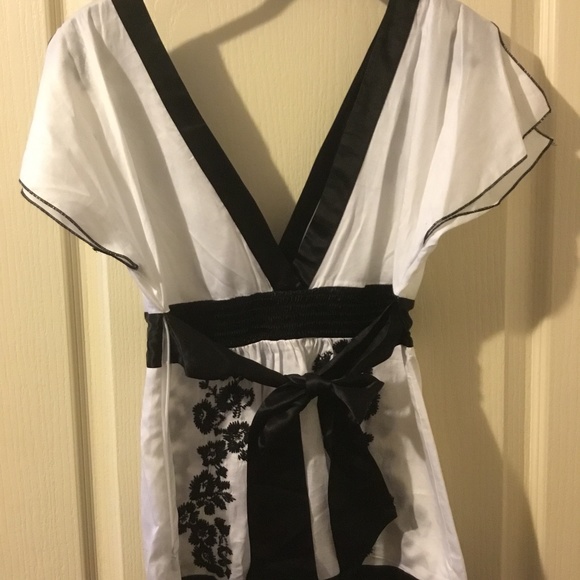 NWT! Bebe embroidered blouse sz small - Picture 2 of 3